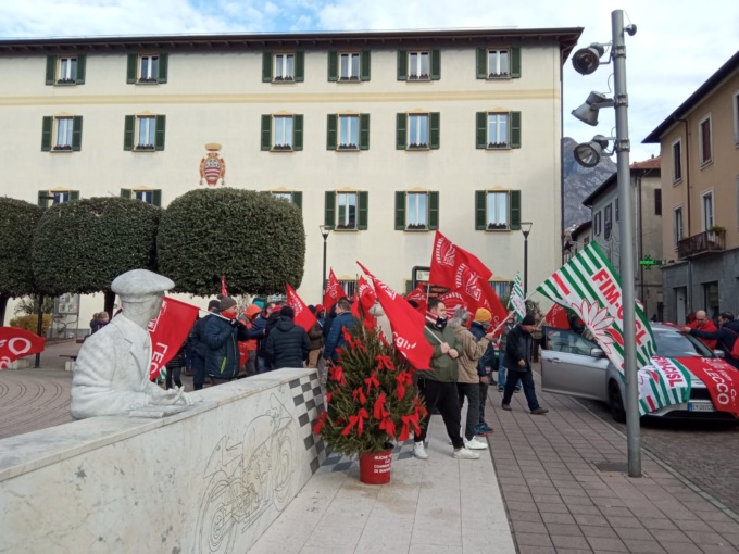 Mandello: corteo di protesta di lavoratori e sindacati della Gilardoni Vittorio