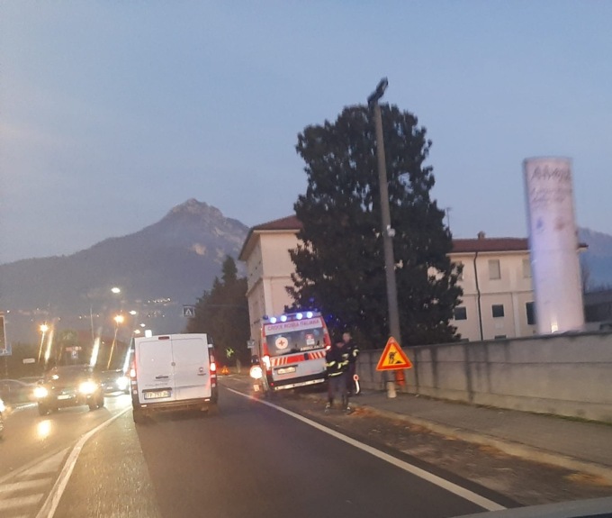 Garlate: schianto in moto, 25enne in codizioni serie, traffico in tilt