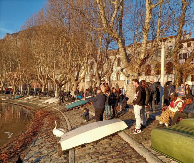 E’ Natale ma sembra primavera: folla sul lungolago di Lecco