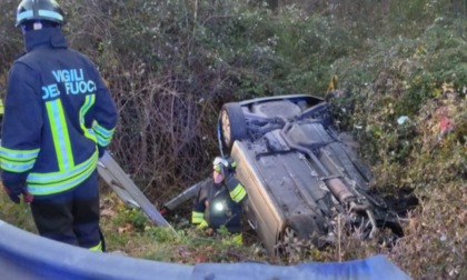 Escono di strada e si ribaltano con l'auto la mattina di Natale: "miracolate" tre sorelle