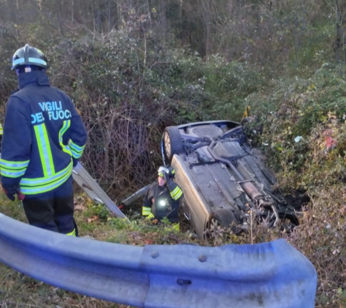 Escono di strada e si ribaltano con l’auto la mattina di Natale: “miracolate” tre sorelle
