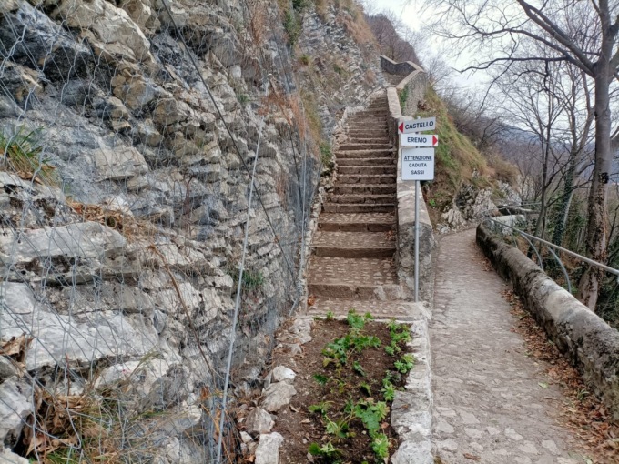 Dopo 20 anni  riapre la scalinata verso la Rocca dell’Innominato
