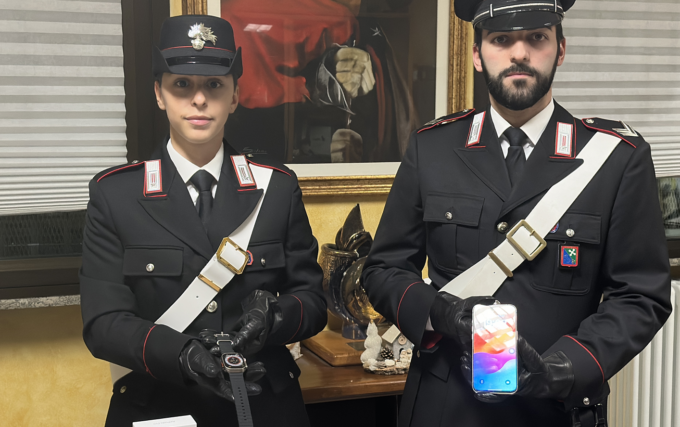 Vendevano iPhone 15, Apple Watch e cuffie AirPods contraffatti: presi