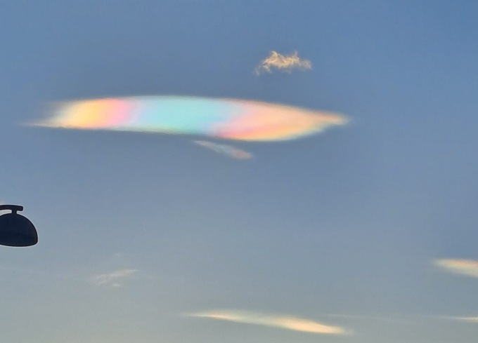 Nuvole arcobaleno, che spettacolo nei cieli lecchesi