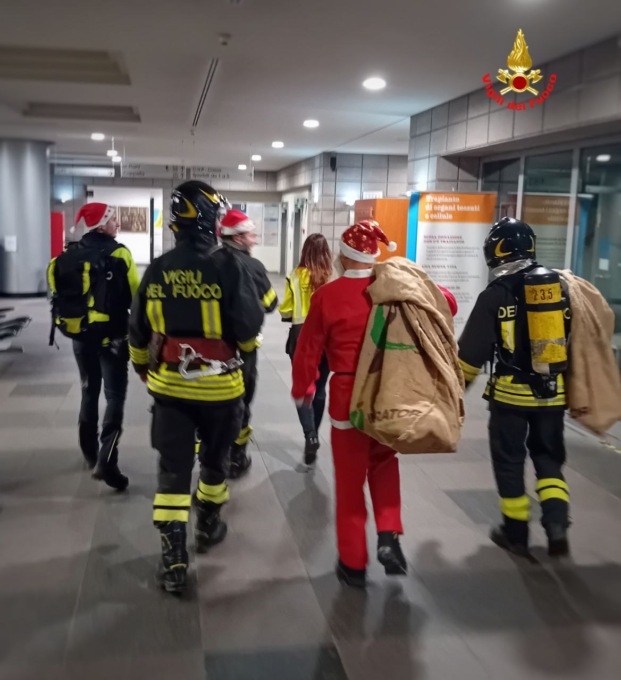 Lecco: Vigili del fuoco visitano i bimbi in pediatria