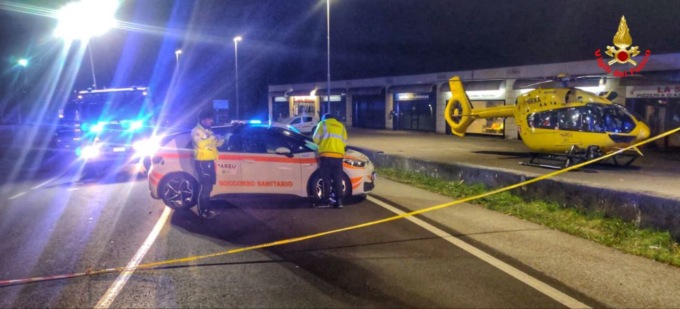 Schianto nella notte, feriti incastrati nelle auto