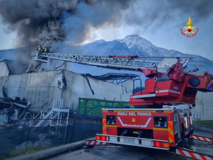 Colico: maxi incendio alla Seval, in campo il Nucleo investigativo antincendio. Impressionante il fumo fino a Lecco