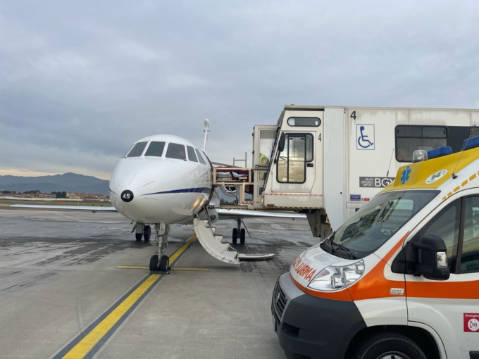 Bimbo di 9 anni trasferito d’urgenza alla Nostra Famiglia con un volo dell’Aeronautica Militare