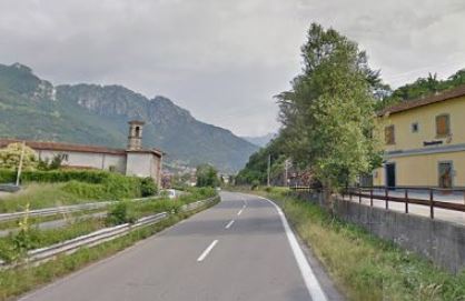 Ragazzine scavalcano il guard rail per attraversare a piedi la ex Statale 36