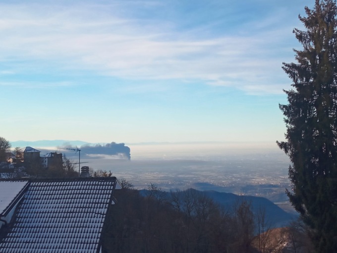 Devastante incendio in azienda in Brianza: colonna di fumo visibile dal Lecchese
