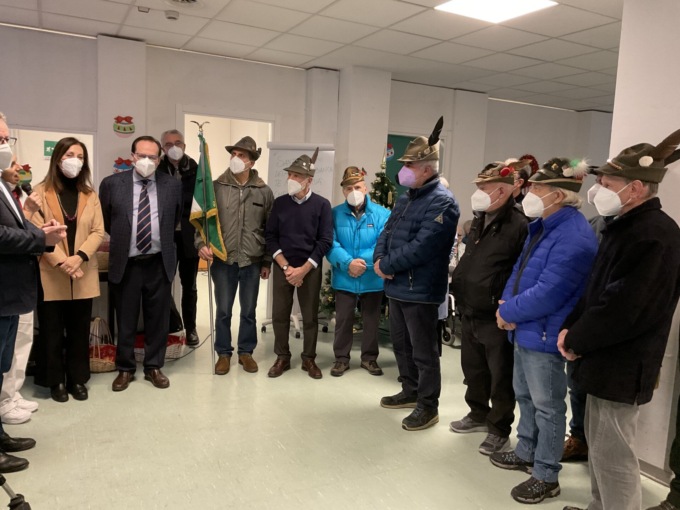Per Sant’Antonio gli alpini portano i doni in casa di riposo
