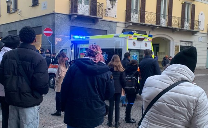 Lecco, anziana cade in piazza Garibaldi. Intervengono i soccorsi