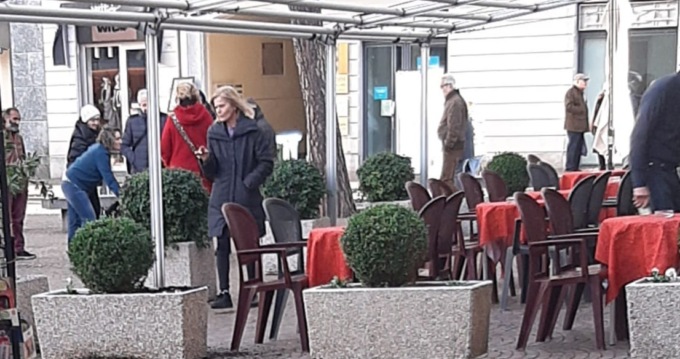 Lecco, anziana cade in piazza Garibaldi, è la seconda da inizio anno: la città si conferma ancora poco inclusiva