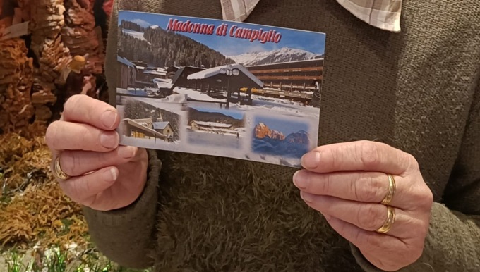 Riceve una cartolina da Madonna di Campiglio… ma è stata spedita 18 mesi fa