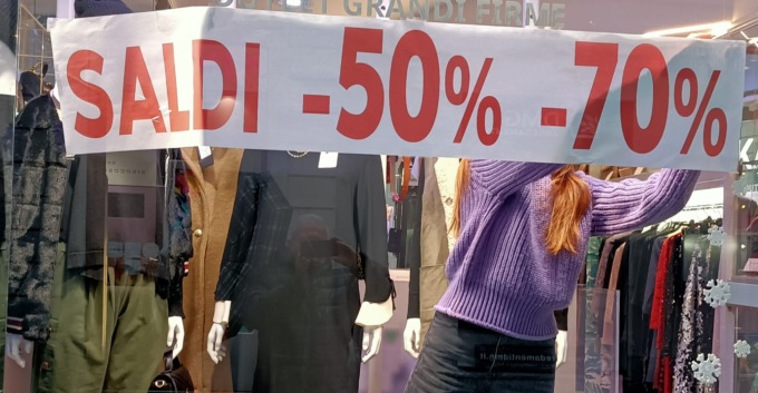 Lecco, primo giorno di saldi… sotto la pioggia