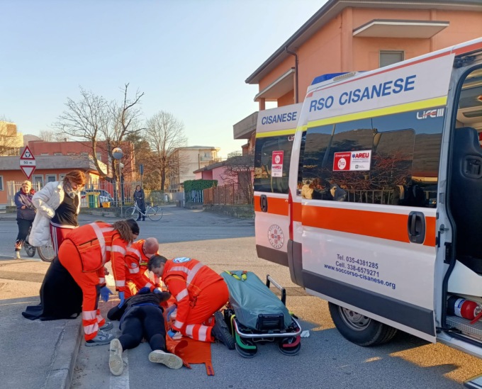 Improvviso malore in strada: 23enne in condizioni serie
