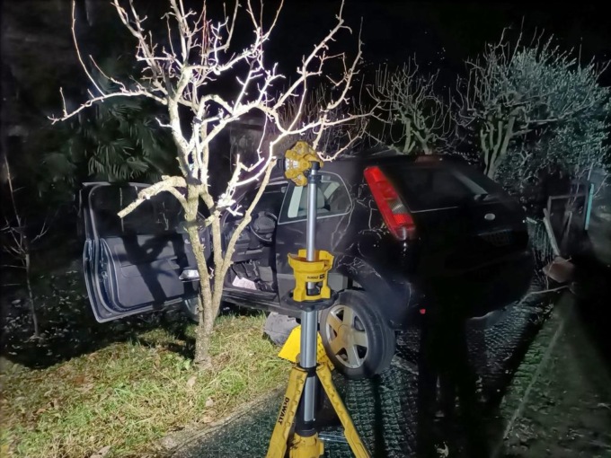 Olginate, auto finisce nel cortile di un’abitazione