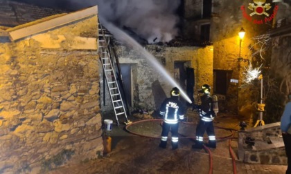 Incendio a Perledo: edificio in fiamme in via Bosco delle streghe