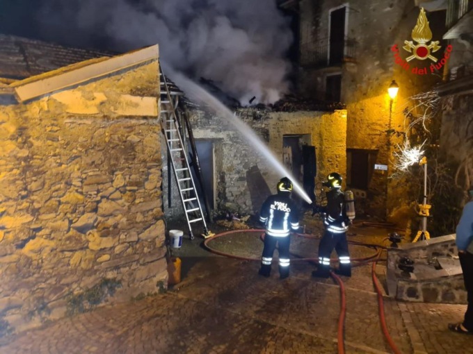 Incendio a Perledo: edificio in fiamme in via Bosco delle streghe