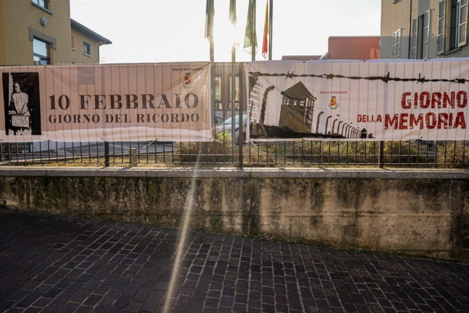Giornata della Memoria e Giorno del Ricordo, striscioni affiancati: per Cambia “Un’aberrazione, non solo storica”