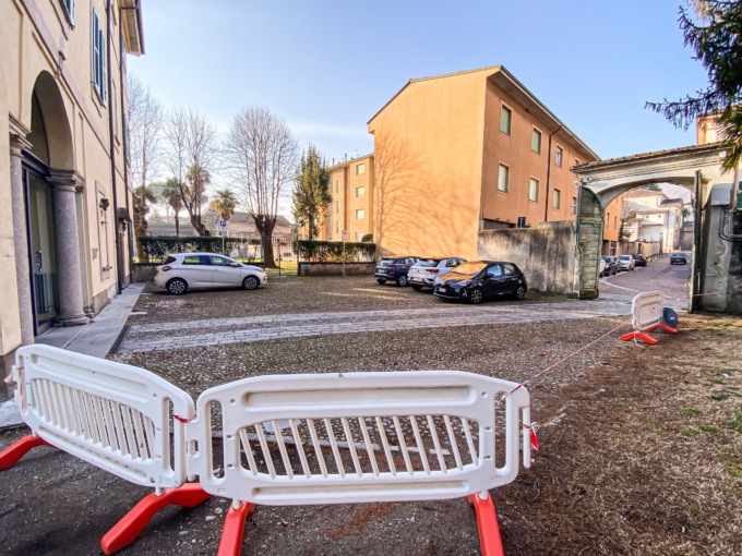 Stop alla sosta selvaggia in Villa Sirtori