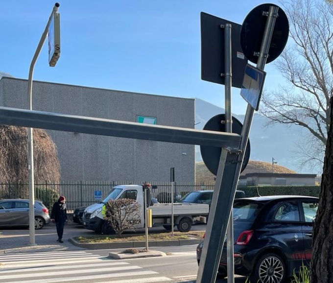 Fugge dai Carabinieri: lo ferma la sbarra “anti-nomadi”