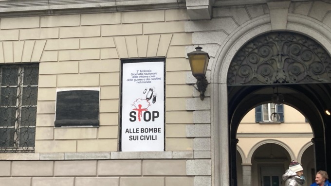 Lecco: municipio illuminato di blu contro le guerre