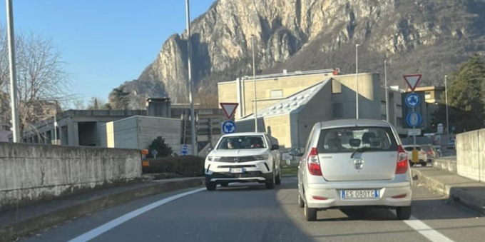 Ennesima auto in contromano: il veicolo ha imboccato il tunnel alle Meridiane nel verso opposto