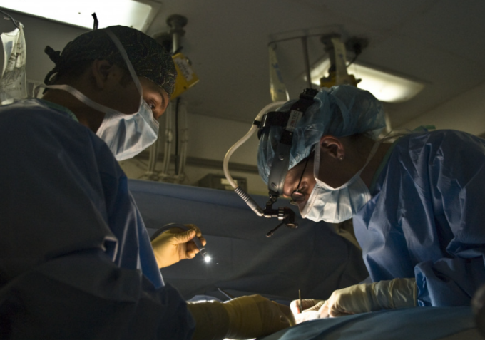 Va in ospedale dal marito prima dell’operazione e rischia la vita per un problema all’aorta: salvati entrambi dai cardiochirurghi di Lecco