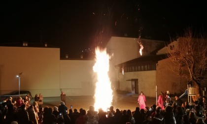 La Gibiana brucia a Civate: in tanti al corteo e al falò rituale