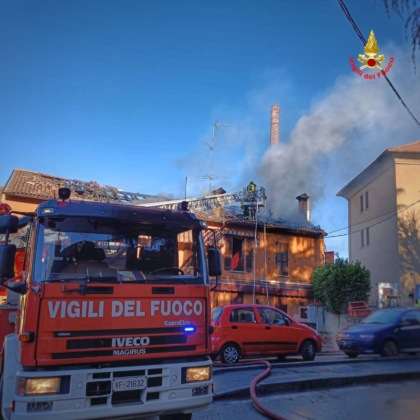 Incendio a Casatenovo, a fuoco il tetto di una trattoria