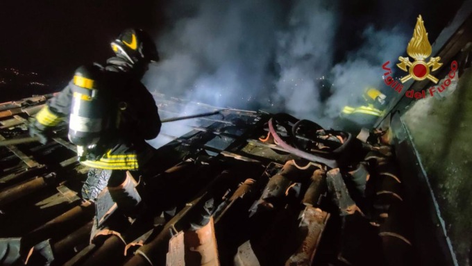 Calolzio: abitazione a fuoco, tetto divorato dalle fiamme