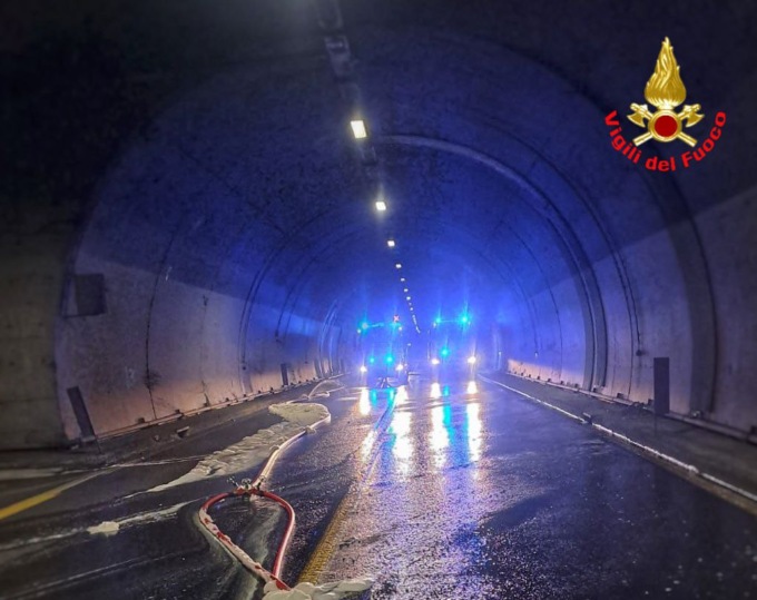 Camion in fiamme in galleria: ancora  chiusa la Lecco Ballabio. Operai al lavoro