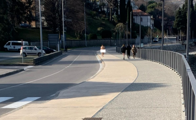 Uomo nudo sul lungolago di Malgrate e poi anche a Lecco