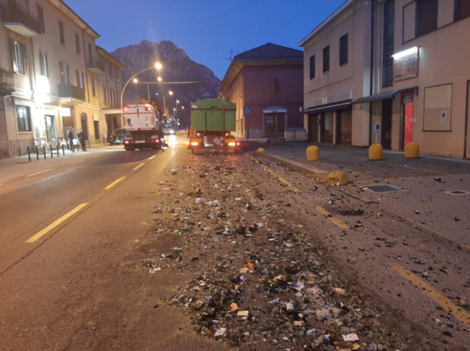 Camion della nettezza urbana perde un carico di vetro, provinciale chiusa
