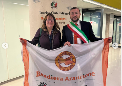 Bellano riceve (di nuovo) la bandiera arancione del Touring Club