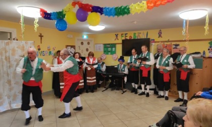 Carnevale: il coro Auser si esibisce in casa di riposo