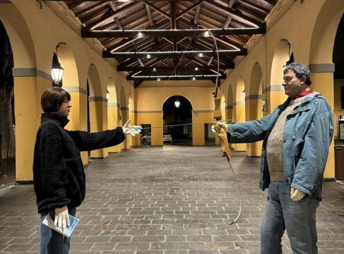 Le statue di Olindo e Rosa in piazza a Erba: opera dell’artista lecchese Nicolò Tomaini