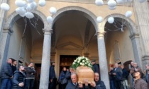 Rose bianche e palloncini per l'ultimo saluto a Giovanni Bonacina