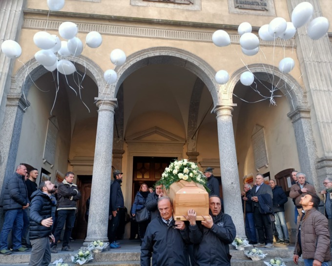 Rose bianche e palloncini per l’ultimo saluto a Giovanni Bonacina
