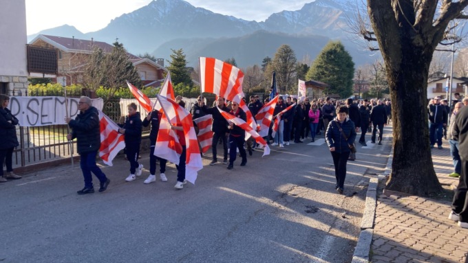 Tutta la Valsassina per il commosso addio a Comba e Ringhio