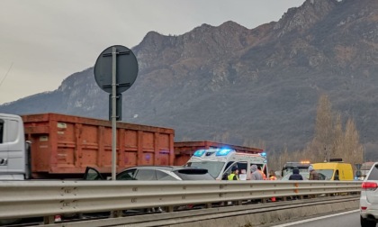 Uomo a piedi sul Ponte Manzoni: ambulanze, forze dell'ordine e traffico in tilt