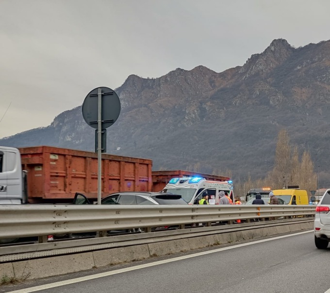 Uomo a piedi sul Ponte Manzoni: ambulanze, forze dell’ordine e traffico in tilt