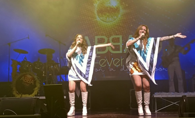 Tutti pazzi per gli Abba al Jolly: successo per il concerto tributo