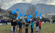 Valmadrera contro il bullismo: il flash mob nelle scuole e i palloncini fuori dal Comune