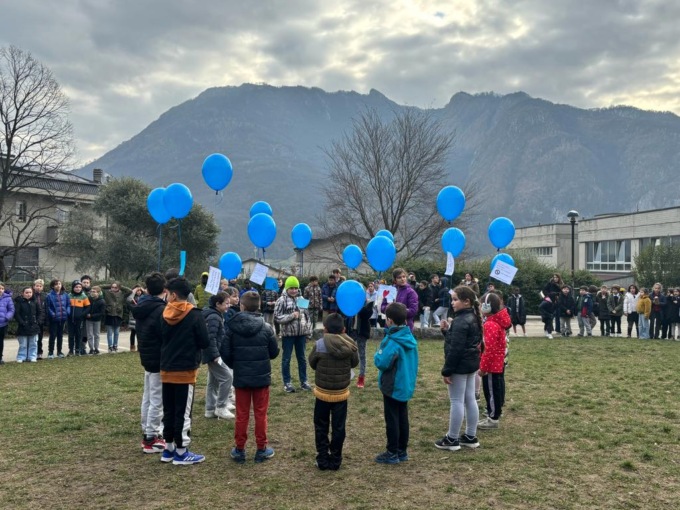 Valmadrera contro il bullismo: il flash mob nelle scuole e i palloncini fuori dal Comune