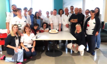 Valsecchi, campione dal cuore d'oro, dona una torta mondiale al reparto di Oncologia