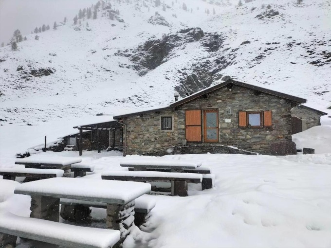Un risveglio avvolto nella neve… ma solo in alta quota. Le foto scattate dai rifugi del Lecchese