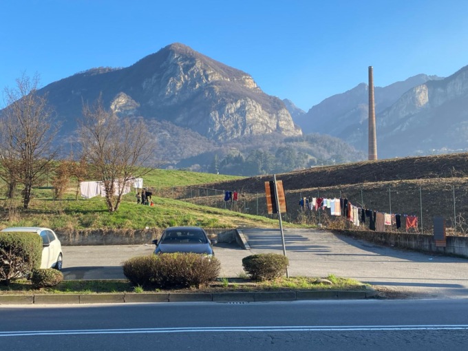 Il lungofiume trasformato in un camping: ancora nomadi a Calolziocorte
