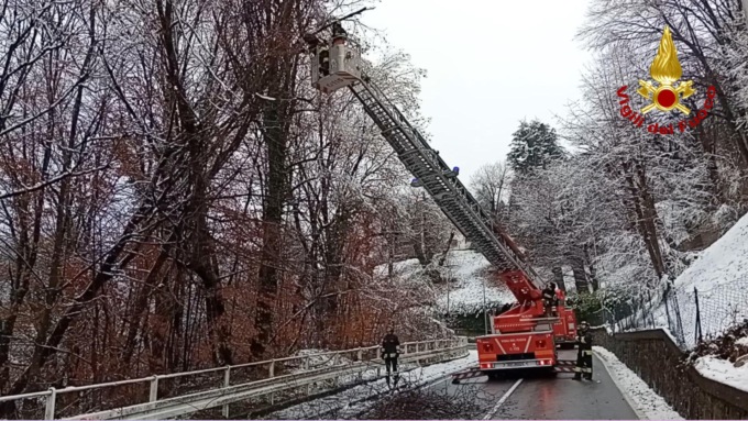 Disagi per la neve e il vento: Vigili del fuoco mobilitati
